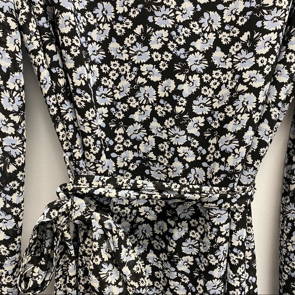 NEW - DYNAMITE FLORAL FALL DRESS / SIZE SMALL WITH TIE - Picture 2 of 9